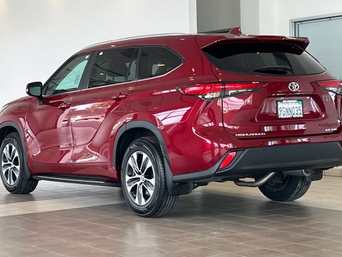 Used 2023 Toyota Highlander XLE AWD/4WD image 6