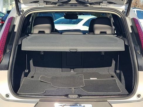 Used 2025 Volvo XC40 B5 Plus image 13