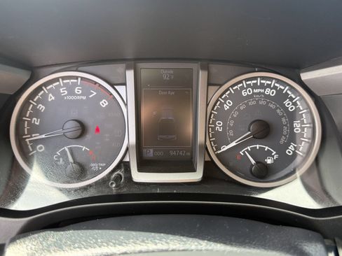 Used 2017 Toyota Tacoma SR5 RWD image 34