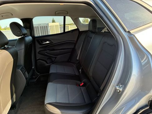 Used 2025 Chevrolet Trax LT FWD image 24