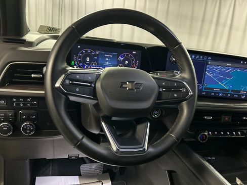 Used 2025 Chevrolet Suburban Z71 image 15