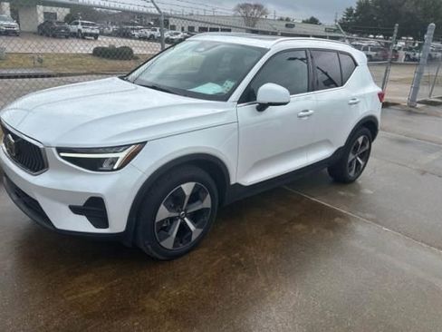 Used 2024 Volvo XC40 B5 Core image 1