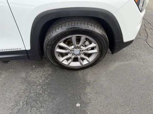 Used 2023 GMC Terrain SLT image 28