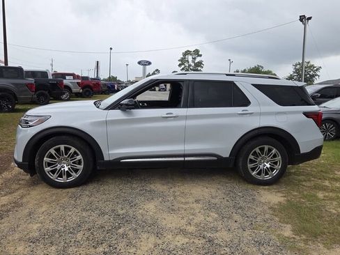 Certified 2025 Ford Explorer Platinum RWD image 5