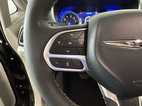 Used 2024 Chrysler Pacifica Touring-L FWD image 14