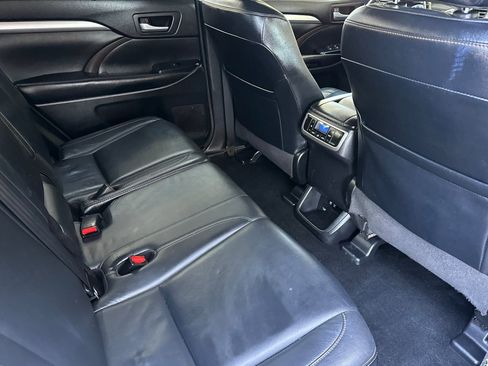 Used 2017 Toyota Highlander XLE AWD/4WD image 18