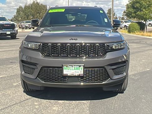 New 2025 Jeep Grand Cherokee Altitude image 8