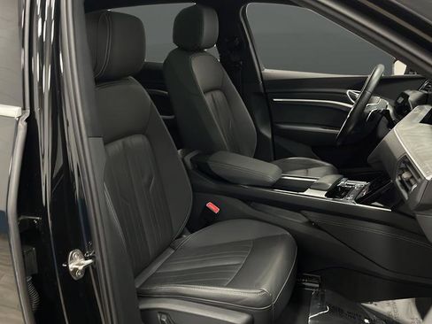 Used 2022 Audi e-tron Premium w/ Towing Package image 24