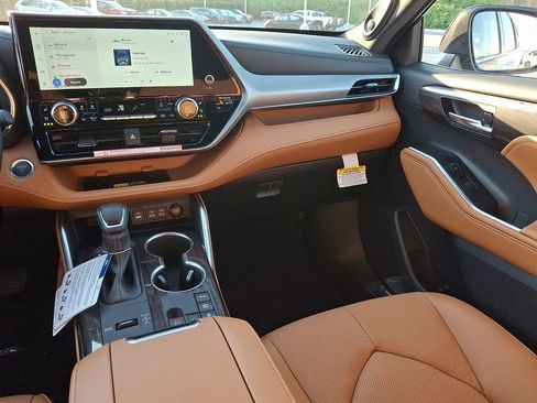 New 2026 Toyota Highlander Platinum AWD/4WD image 12