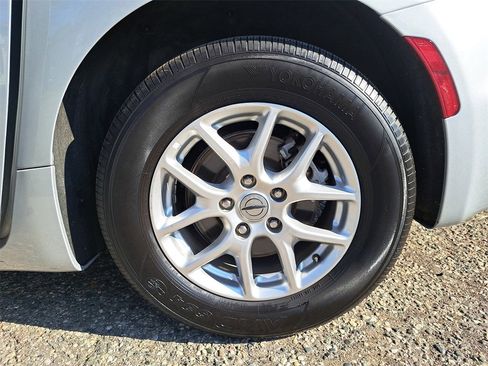 Used 2024 Chrysler Pacifica Touring-L image 32