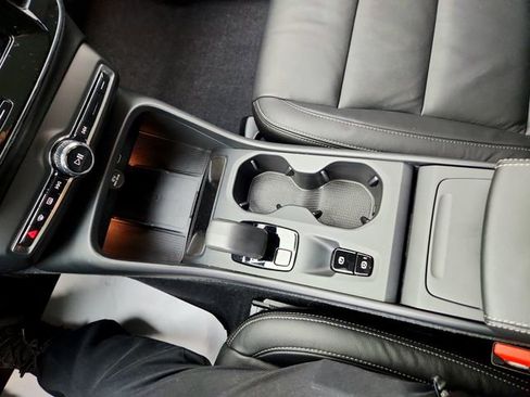 Certified 2024 Volvo XC40 B5 Core image 21