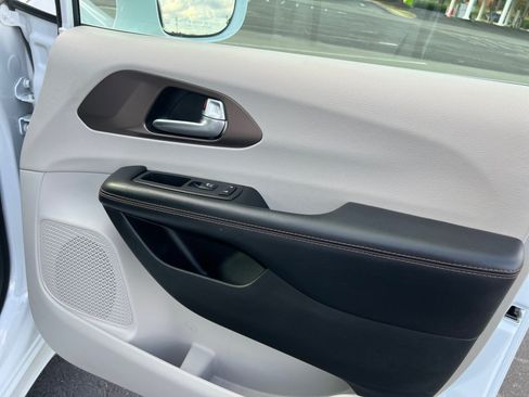 Used 2018 Chrysler Pacifica Touring-L FWD image 35