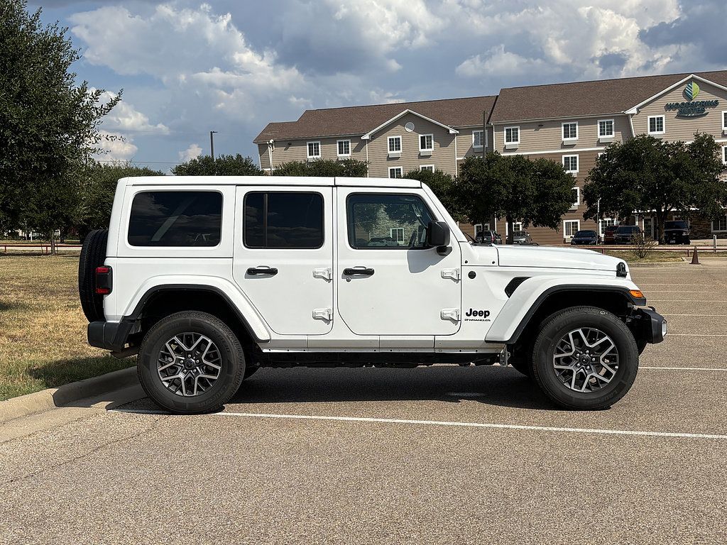 Used 2025 Jeep Wrangler Unlimited Sahara AWD/4WD image 5