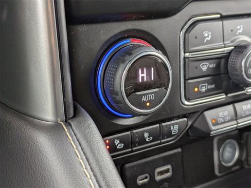 Used 2022 Chevrolet Suburban Premier image 20