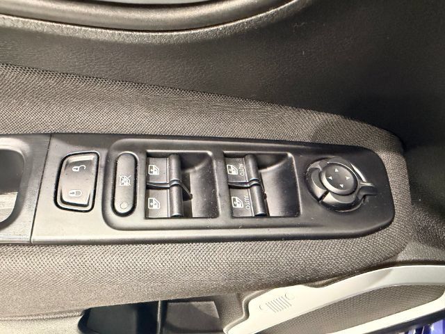 Used 2018 Jeep Renegade Latitude AWD/4WD image 30