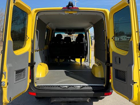 Used 2016 Mercedes-Benz Sprinter 2500 image 9