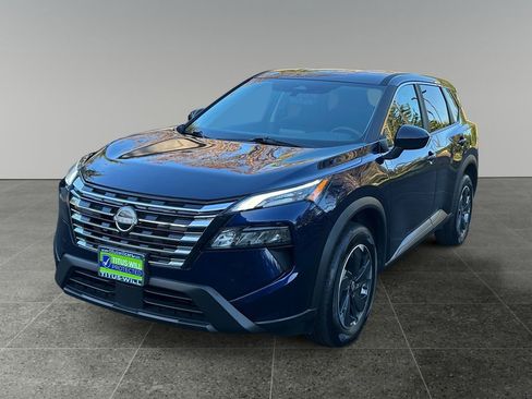 Used 2025 Nissan Rogue SV image 3