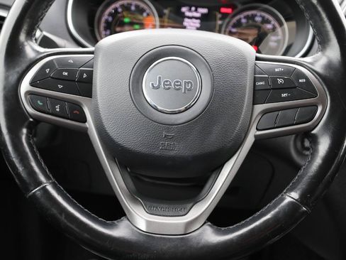 Used 2019 Jeep Cherokee Latitude Plus w/ Cold Weather Group AWD/4WD image 18