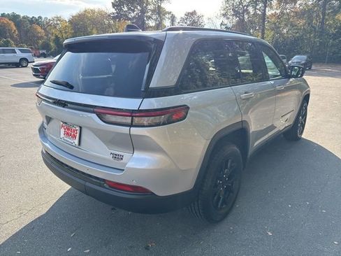 Used 2024 Jeep Grand Cherokee Altitude image 5