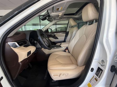 Used 2020 Toyota Highlander Limited FWD image 5