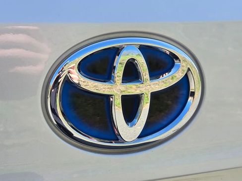 Used 2022 Toyota Highlander XLE AWD/4WD image 18