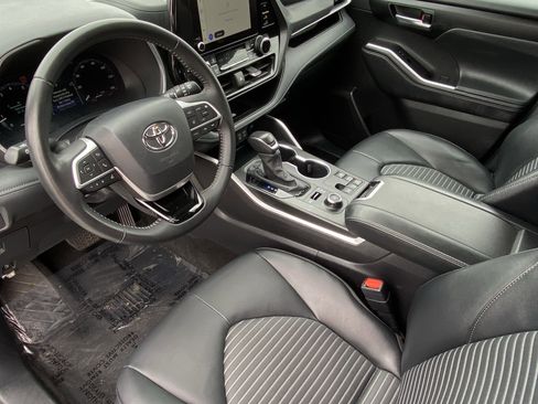 Certified 2025 Toyota Highlander XSE image 27