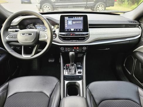 Used 2025 Jeep Compass Latitude AWD/4WD image 15