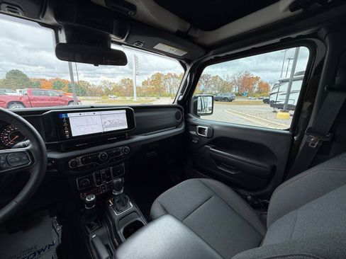 Used 2024 Jeep Gladiator Rubicon w/ Convenience Group image 25