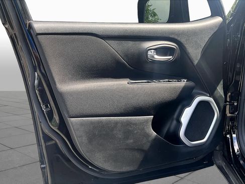 Used 2020 Jeep Renegade Latitude w/ Popular Equipment Group FWD image 22