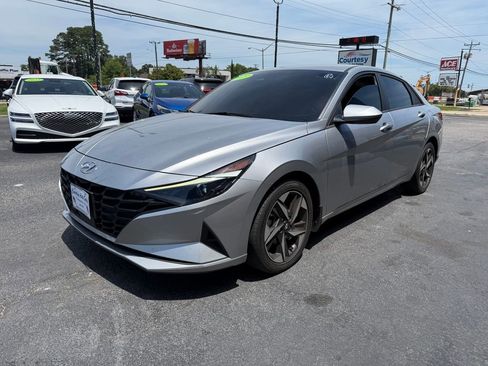 Used 2023 Hyundai Elantra SEL w/ Convenience Package FWD image 3