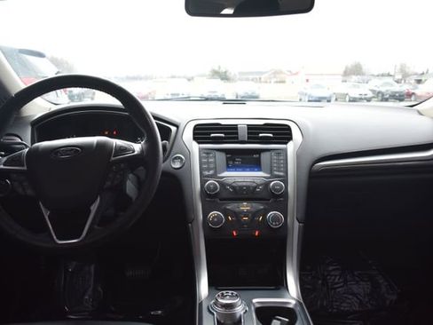 Used 2017 Ford Fusion SE image 33