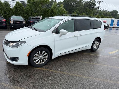 Used 2017 Chrysler Pacifica Touring-L FWD image 1