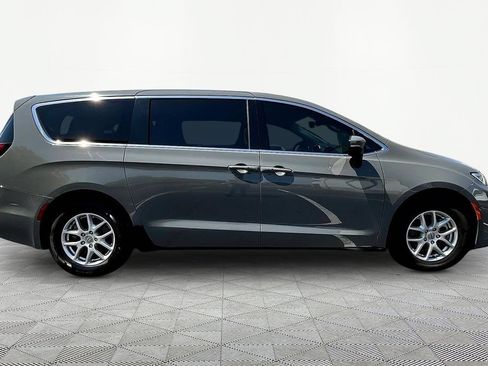 Used 2023 Chrysler Pacifica Touring-L FWD image 8