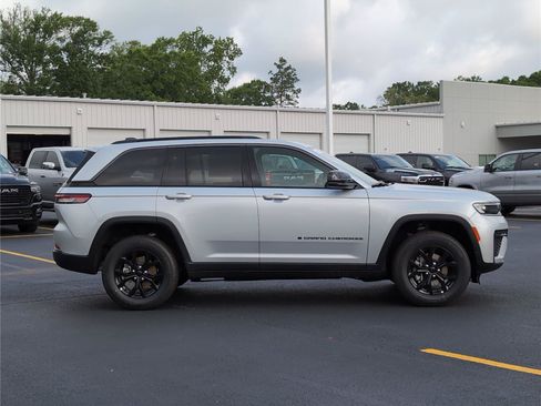 New 2026 Jeep Grand Cherokee Altitude RWD image 7