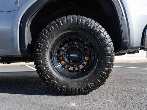 Used 2025 GMC Sierra 1500 SLE w/ X31 Off-Road Package AWD/4WD image 6