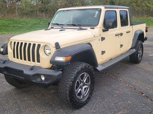 Used 2020 Jeep Gladiator Sport w/ Quick Order Package 24S image 2