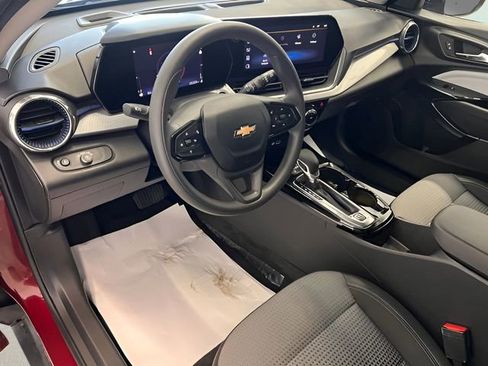 Used 2025 Chevrolet Trax LT FWD image 17