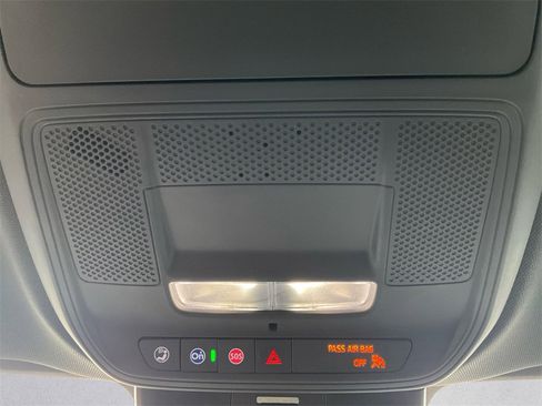 Used 2025 Chevrolet Traverse LT image 11