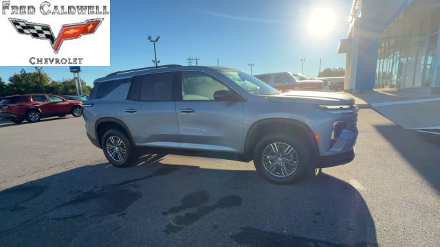 Used 2026 Chevrolet Traverse LT FWD image 4