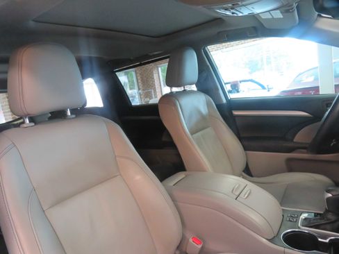 Used 2016 Toyota Highlander XLE FWD image 33