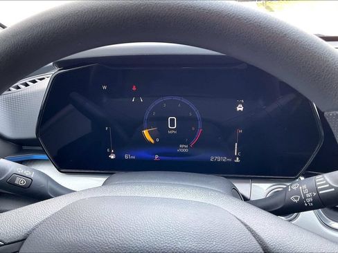 Used 2025 Chevrolet Trax LT FWD image 20