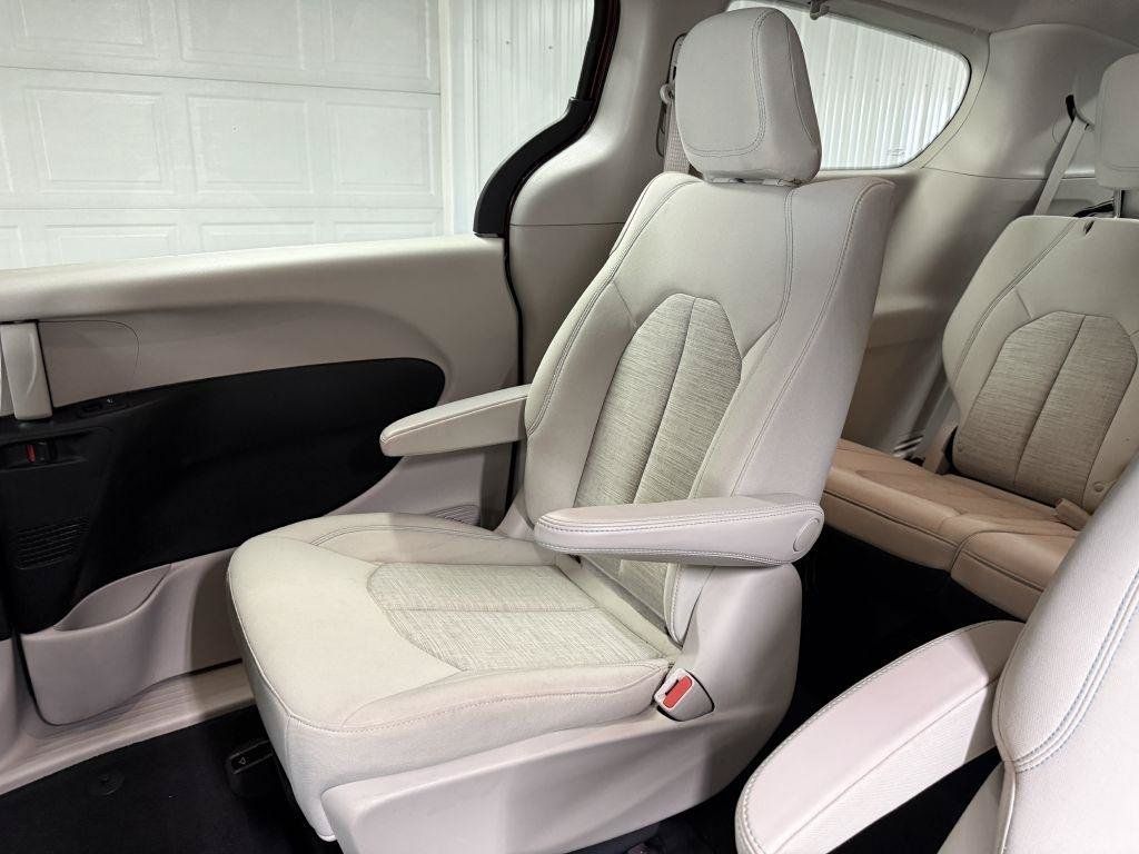 Used 2018 Chrysler Pacifica Touring Plus FWD image 26