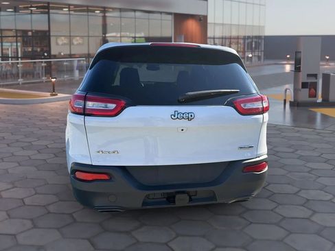 Used 2016 Jeep Cherokee Latitude w/ Cold Weather Group AWD/4WD image 10