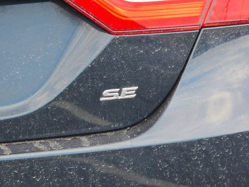 Used 2020 Toyota Camry SE FWD image 8