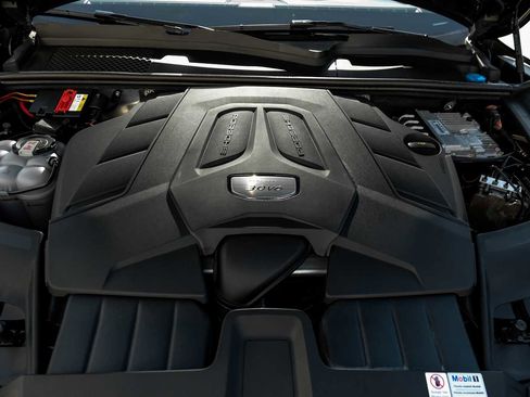 Used 2022 Porsche Cayenne image 54