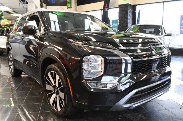 Used 2025 Mitsubishi Outlander AWD image 2