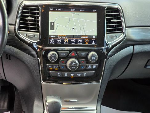 Used 2020 Jeep Grand Cherokee Laredo w/ 18" Wheel & 8.4" Radio Group image 16