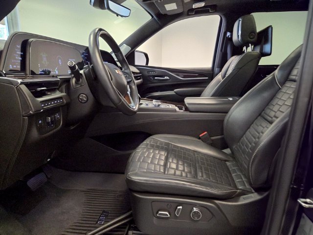 Used 2023 Cadillac Escalade Sport Platinum w/ LPO, ONYX Package AWD/4WD image 11