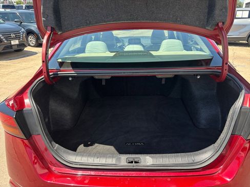 Used 2025 Nissan Altima 2.5 SV FWD image 31