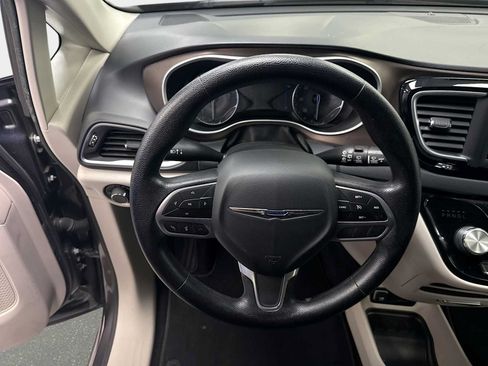 Used 2021 Chrysler Voyager LX FWD image 11